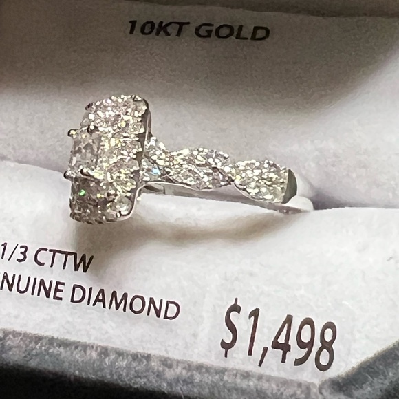 10KT Gold Diamond Ring - Picture 1 of 13